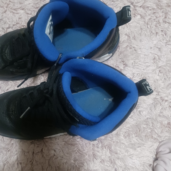 Jordán Jumpman # 907973-006 Size 7 Y Color" Black and Blue Used Good Condition - Picture 9 of 11